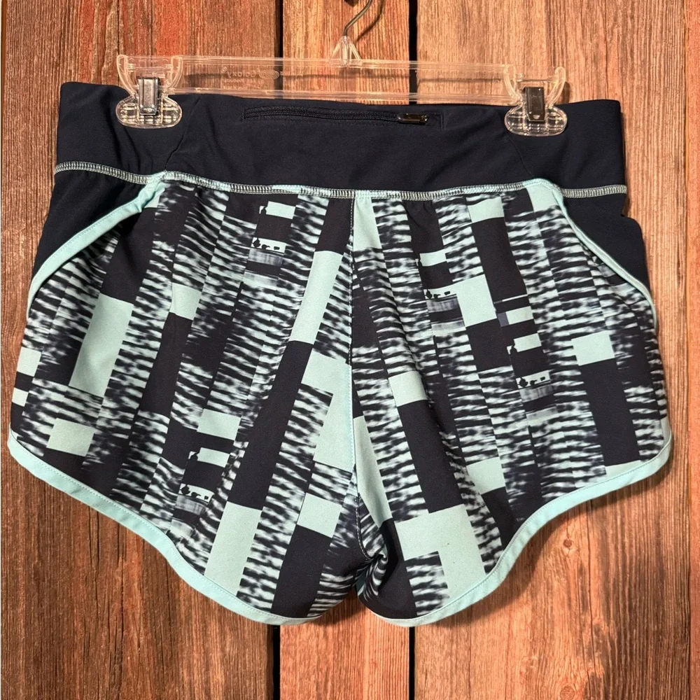NWOT Women’s Medium Under Armour Speed Shorts Blue - Picture 3 of 7
